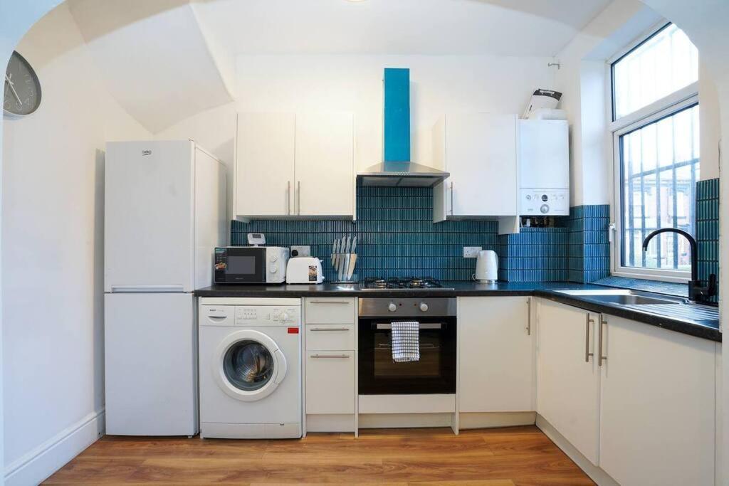 3 Bedroom Home With Free Parking Leeds  Exteriör bild