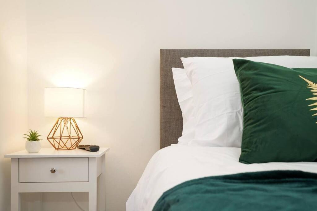 3 Bedroom Home With Free Parking Leeds  Exteriör bild