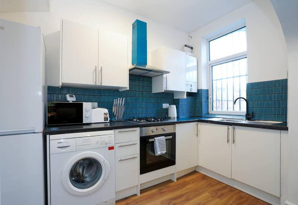 3 Bedroom Home With Free Parking Leeds  Exteriör bild