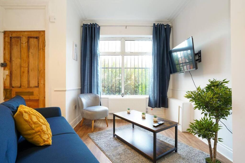 3 Bedroom Home With Free Parking Leeds  Exteriör bild