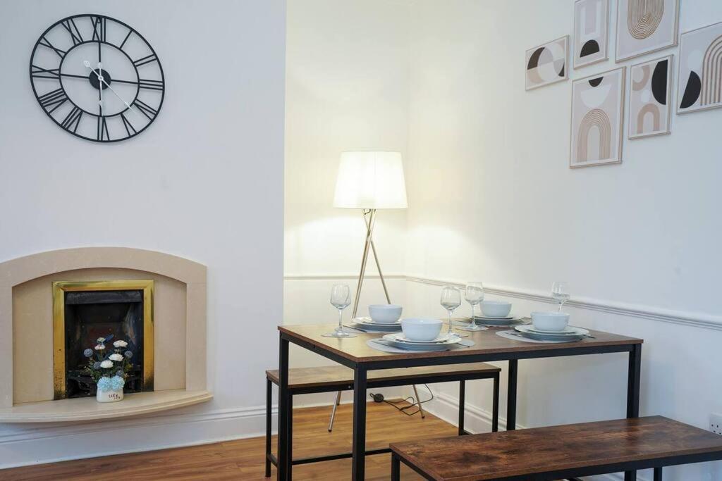 3 Bedroom Home With Free Parking Leeds  Exteriör bild