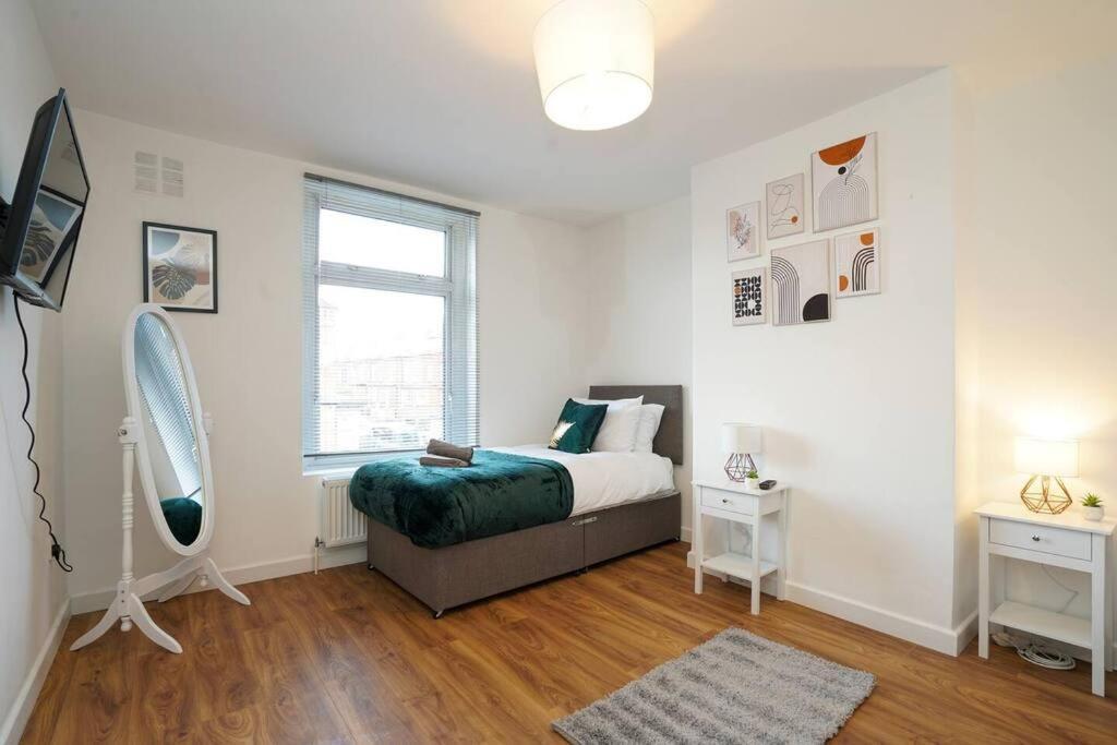 3 Bedroom Home With Free Parking Leeds  Exteriör bild