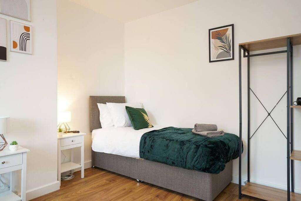 3 Bedroom Home With Free Parking Leeds  Exteriör bild