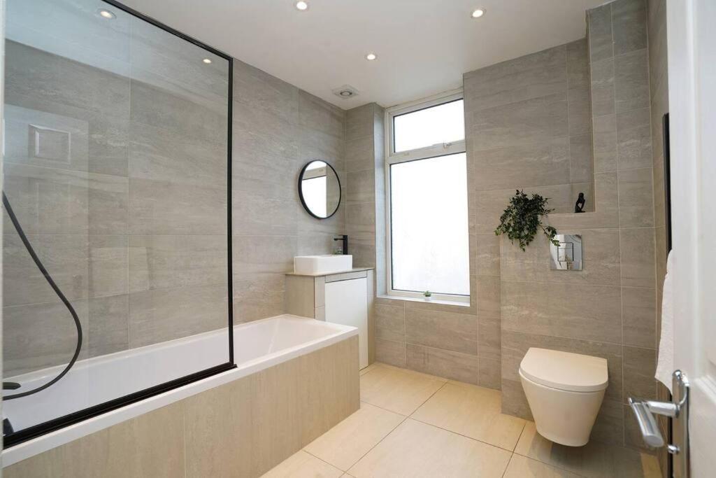 3 Bedroom Home With Free Parking Leeds  Exteriör bild