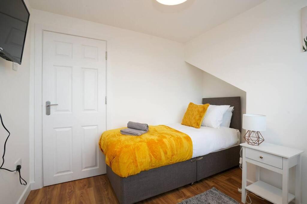 3 Bedroom Home With Free Parking Leeds  Exteriör bild